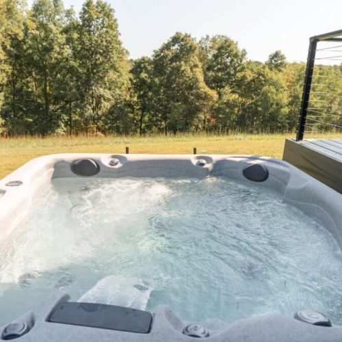 Experience the stress-relieving power of 40 therapeutic jets, including reverse molded neck jets, in this spacious hot tub that seats up to five people.