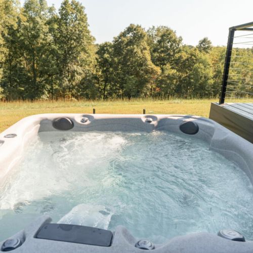 Experience the stress-relieving power of 40 therapeutic jets, including reverse molded neck jets, in this spacious hot tub that seats up to five people.