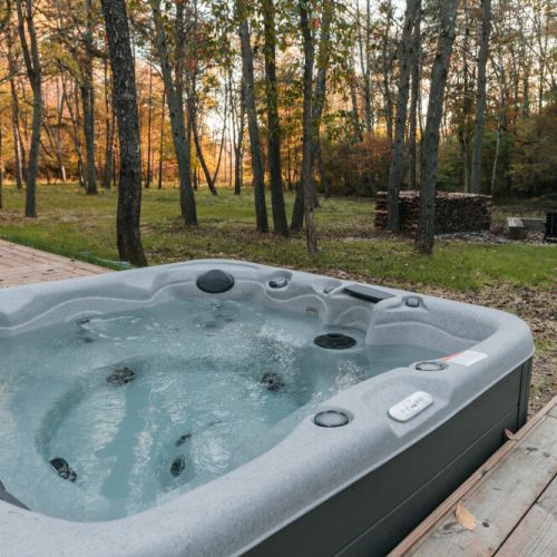Experience the stress-relieving power of 40 therapeutic jets, including reverse molded neck jets, in this spacious hot tub that seats up to five people.