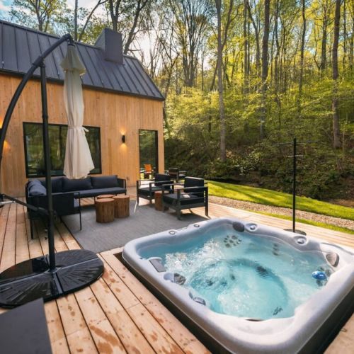 Experience the stress-relieving power of 40 therapeutic jets, including reverse molded neck jets, in this spacious hot tub that seats up to five people.