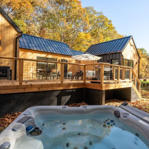 Experience the stress-relieving power of 40 therapeutic jets, including reverse molded neck jets, in this spacious hot tub that seats up to five people.